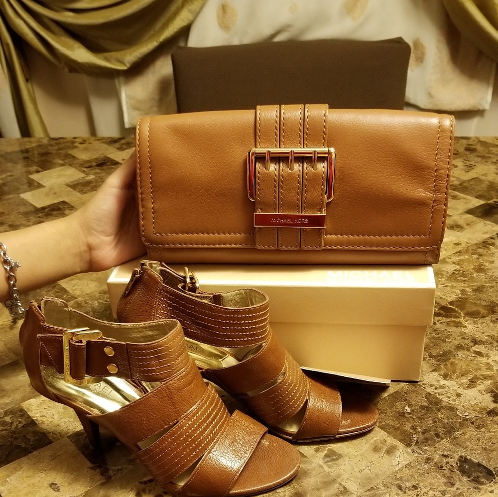 Micheal Kors Leather Heels! Color is luggage